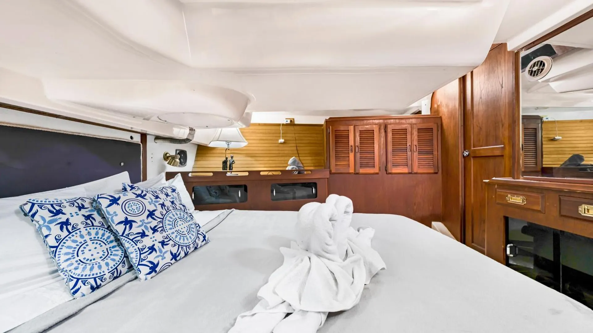 Botel Walk Barefoot To Beach! Private Sailboat At North End, Queen Bed, En-Suite Bath, Ac Isla Mujeres