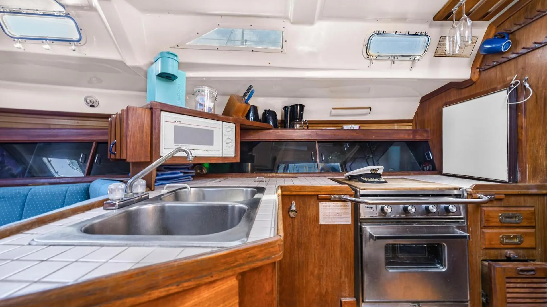 Botel Walk Barefoot To Beach! Private Sailboat At North End, Queen Bed, En-Suite Bath, Ac Isla Mujeres